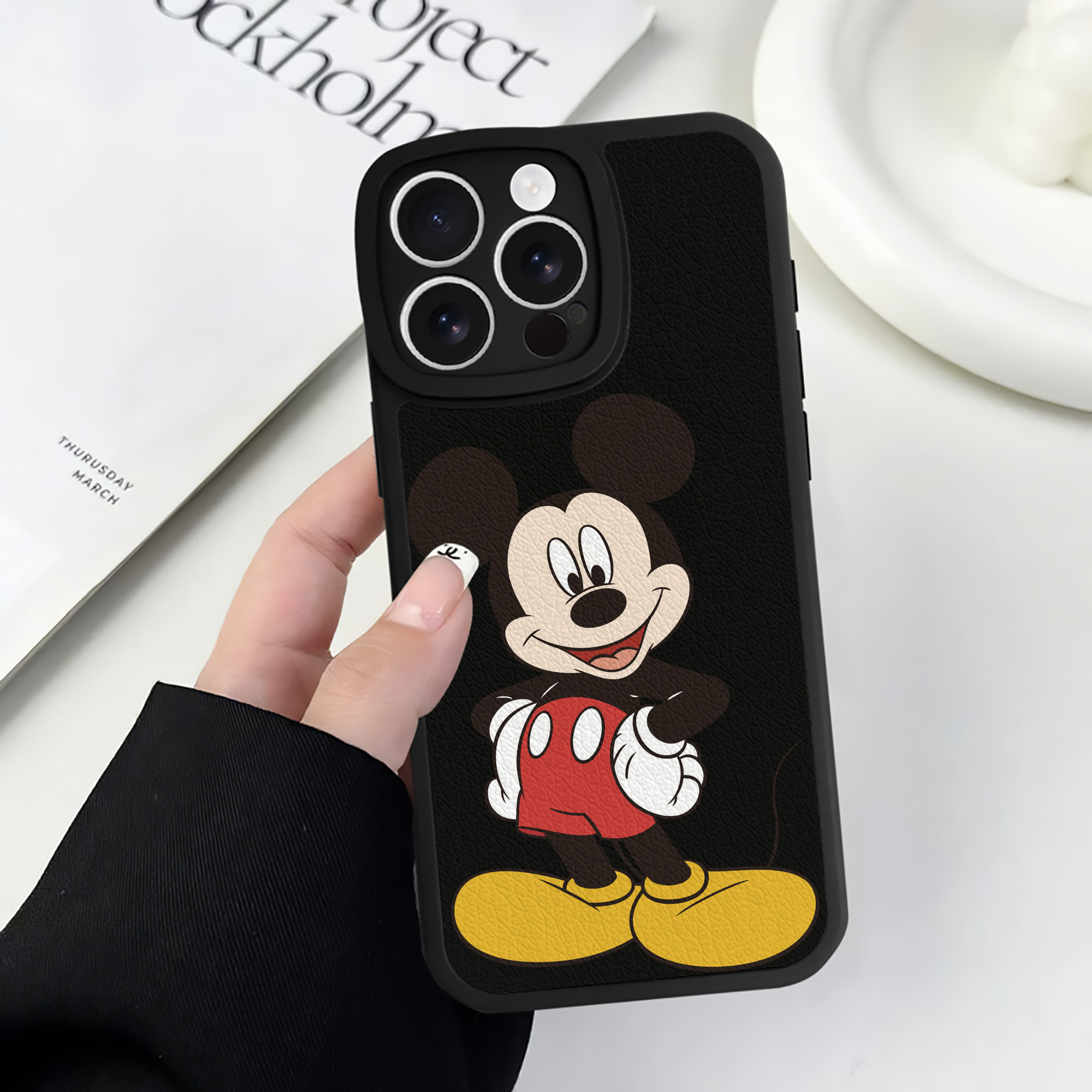 （画像用） ミッキーマウス Mickey Mouse 【iPhone 16シリーズ対応】シリコンスマホケース（レザー調） 材質：シリコン